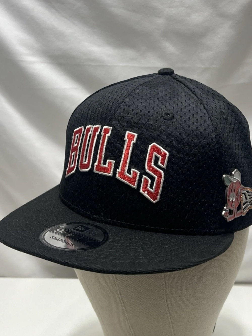 New Era NBA CHICAGO BULLS Flat Brim 9FIFTY Post-Up Pin Black Snapback Cap